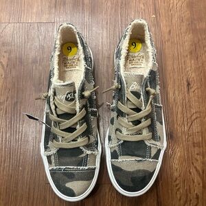 Blowfish Women’s Camo Lace-Up Sneakers sz 9 NWT